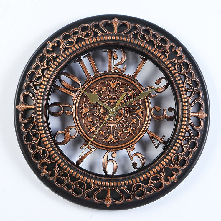 Antike Wanduhr im klassischen Design 1
