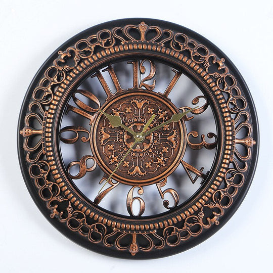Antike Wanduhr im klassischen Design 1
