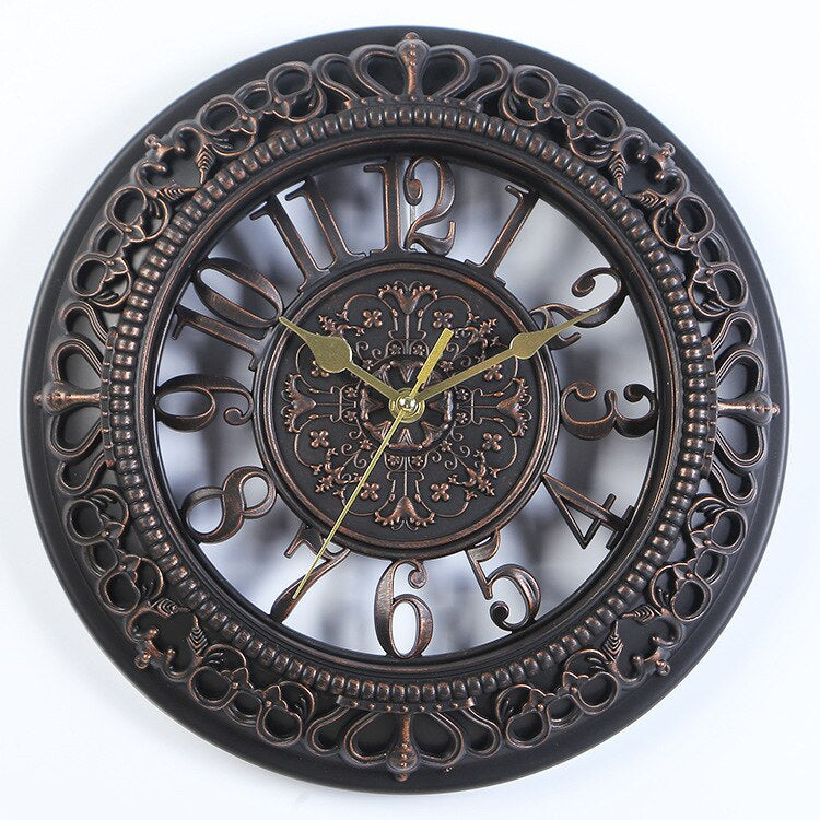 Antike Wanduhr im klassischen Design 2