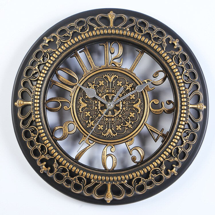 Antike Wanduhr im klassischen Design 3