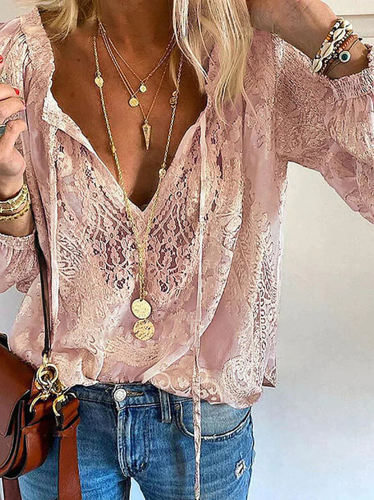 Damenbluse mit Spitzendetails für den Herbst 2