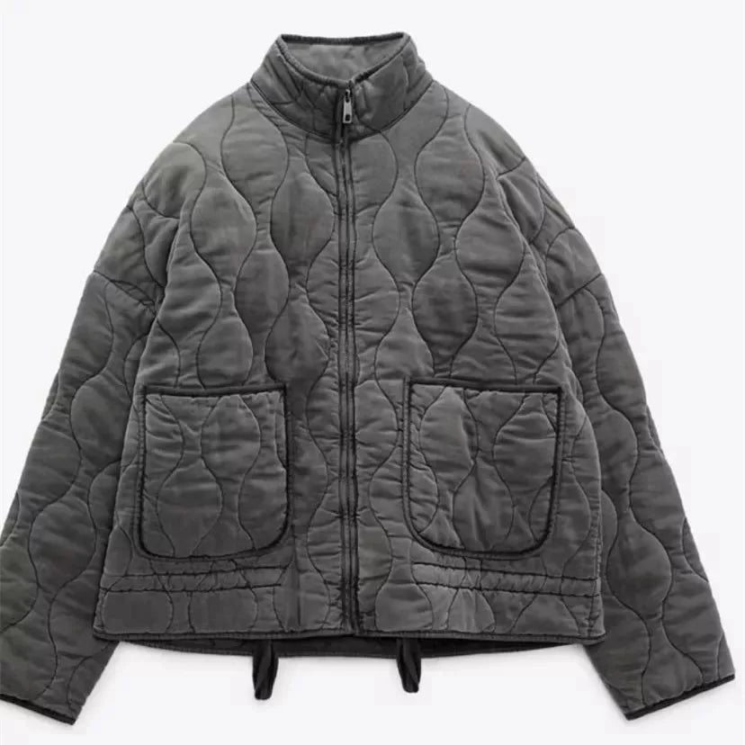 Damenjacke mit Taschen und geraden Linien 2