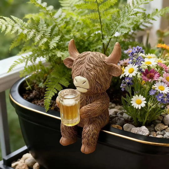 Dekorative Highlandrinderfigur mit Bierglas für Zuhause und Büro 4