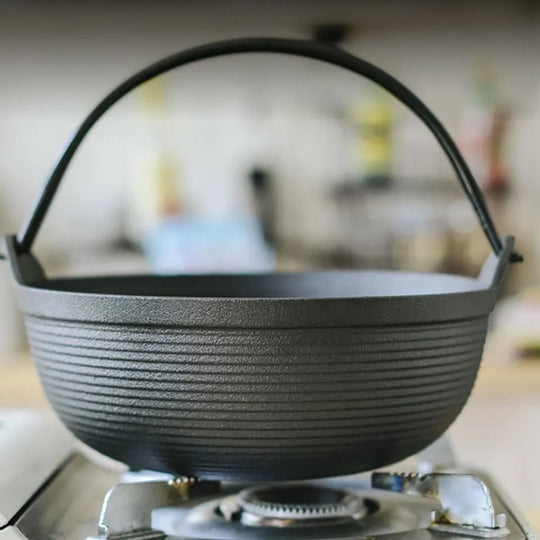 Gusseisen Wok mit Holzdeckel für vielseitiges Kochen 2