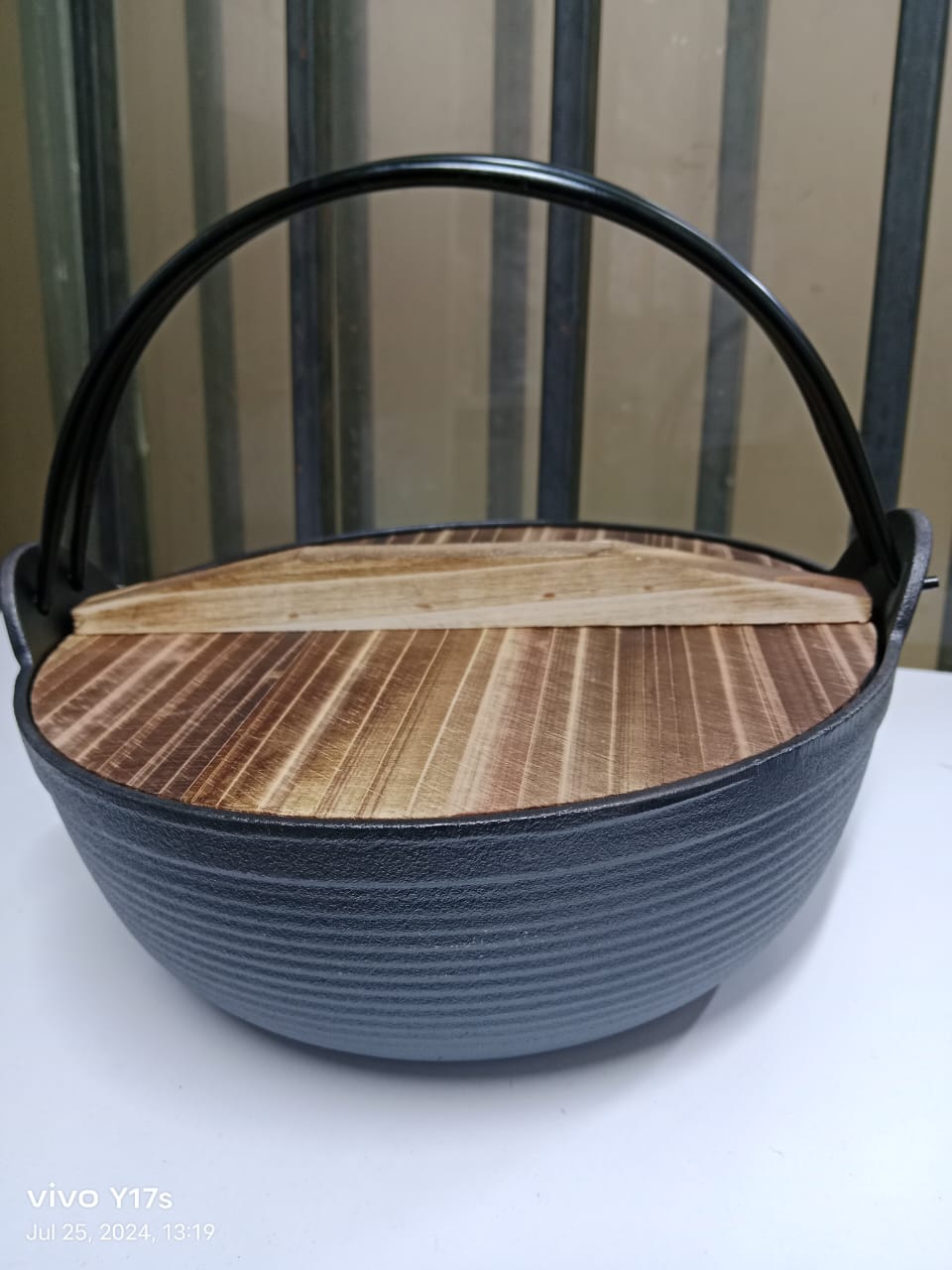 Gusseisen Wok mit Holzdeckel für vielseitiges Kochen 3