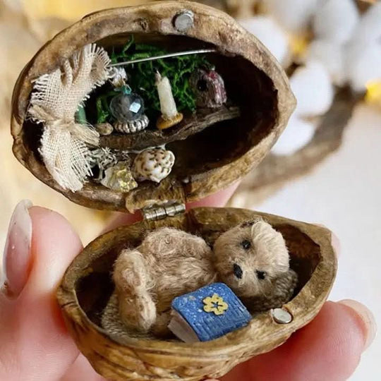 Handgefertigtes Puppenhaus in Walnussschale mit Innenbeleuchtung 15