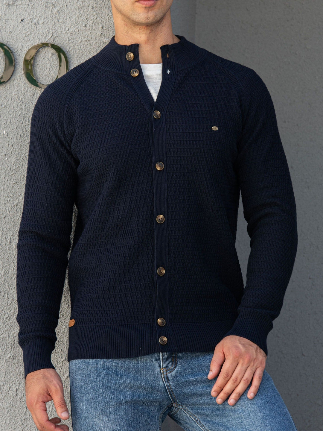 Herrenpullover mit Stehkragen und Knöpfen 1