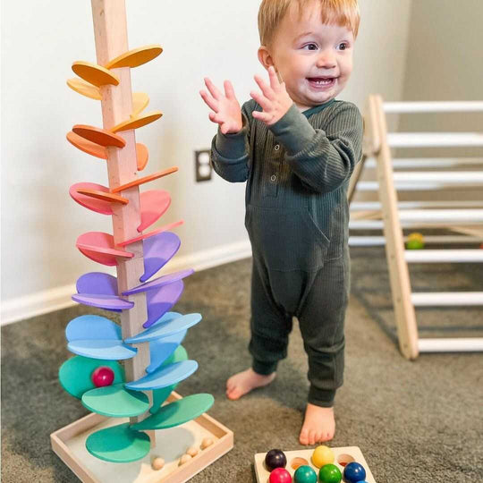 Interaktiver Murmelturm für Kinder mit Regenbogen-Design 0