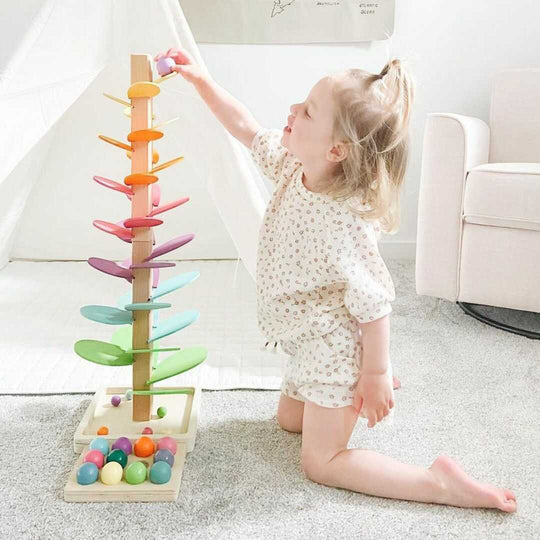 Interaktiver Murmelturm für Kinder mit Regenbogen-Design 1