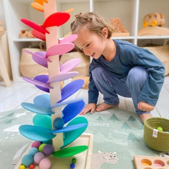 Interaktiver Murmelturm für Kinder mit Regenbogen-Design 2