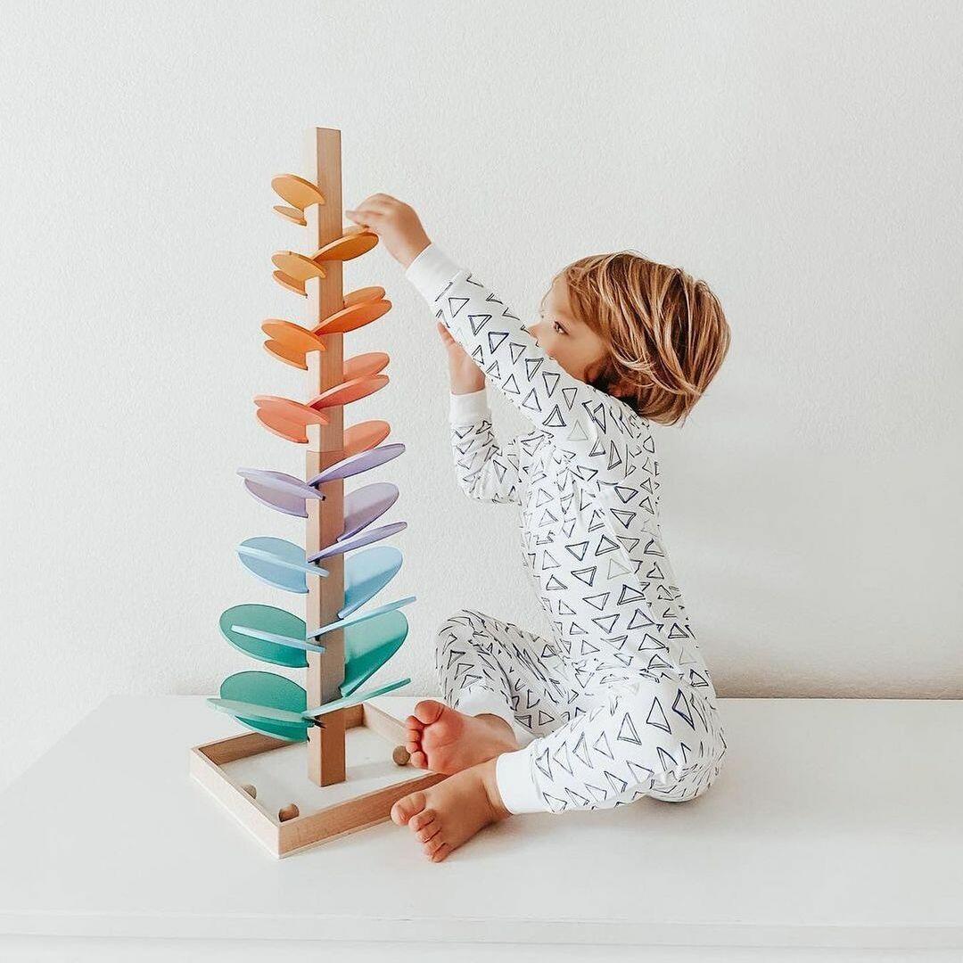 Interaktiver Murmelturm für Kinder mit Regenbogen-Design 3
