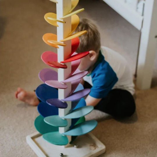 Interaktiver Murmelturm für Kinder mit Regenbogen-Design 4