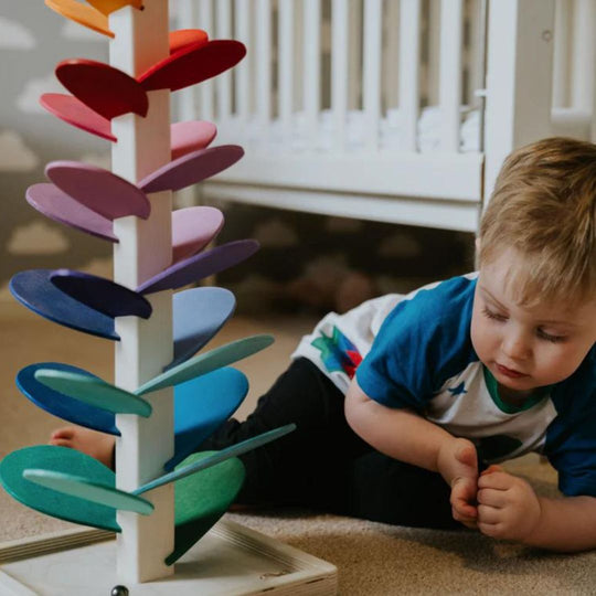 Interaktiver Murmelturm für Kinder mit Regenbogen-Design 5