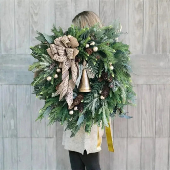 Künstlicher Weihnachtskranz für Tür und Wand mit Tannenzapfen und Jute-Schleife, Festliche Dekoration für Advent und Weihnachten 2