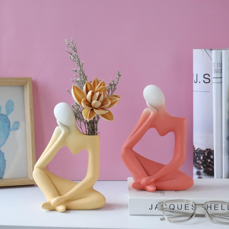 Kunstvolle Blumenvase Denkender Mann mit Einzigartigem Lochdesign 0