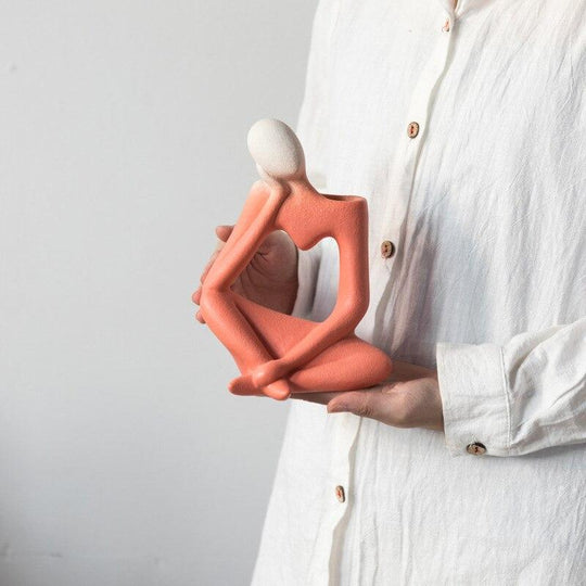 Kunstvolle Blumenvase Denkender Mann mit Einzigartigem Lochdesign 1