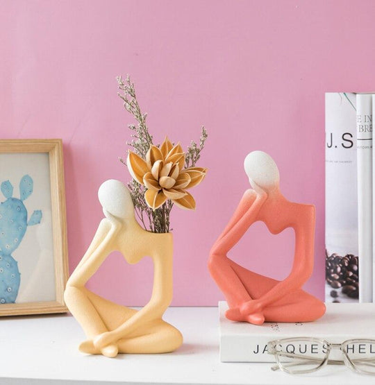 Kunstvolle Blumenvase Denkender Mann mit Einzigartigem Lochdesign 3
