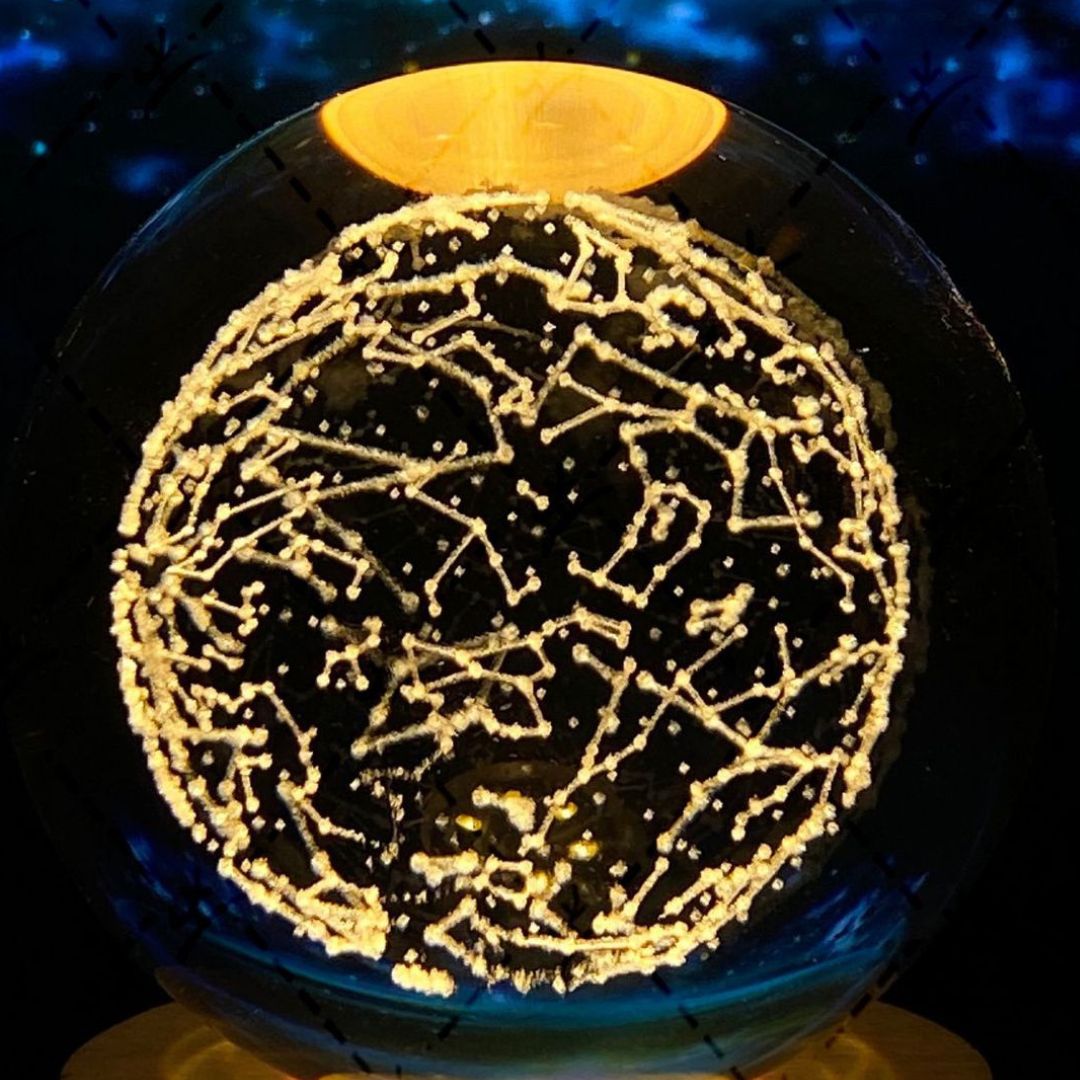 Leuchtende Mondkristallkugel mit Holzsockel 14