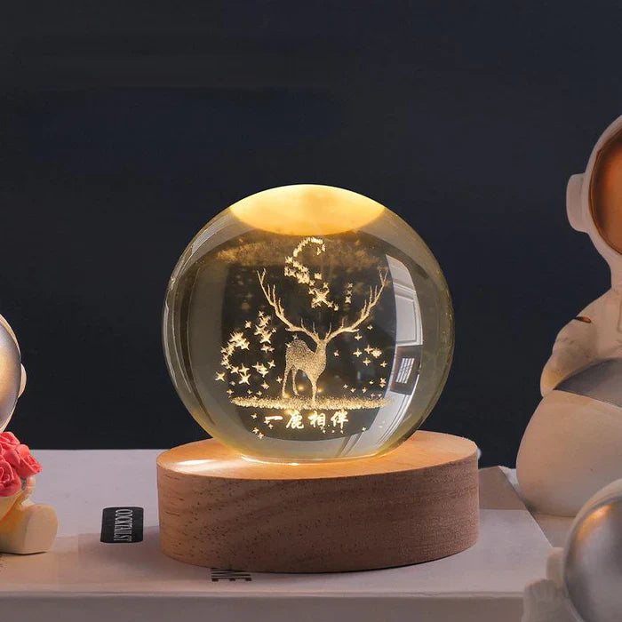 Leuchtende Mondkristallkugel mit Holzsockel 22