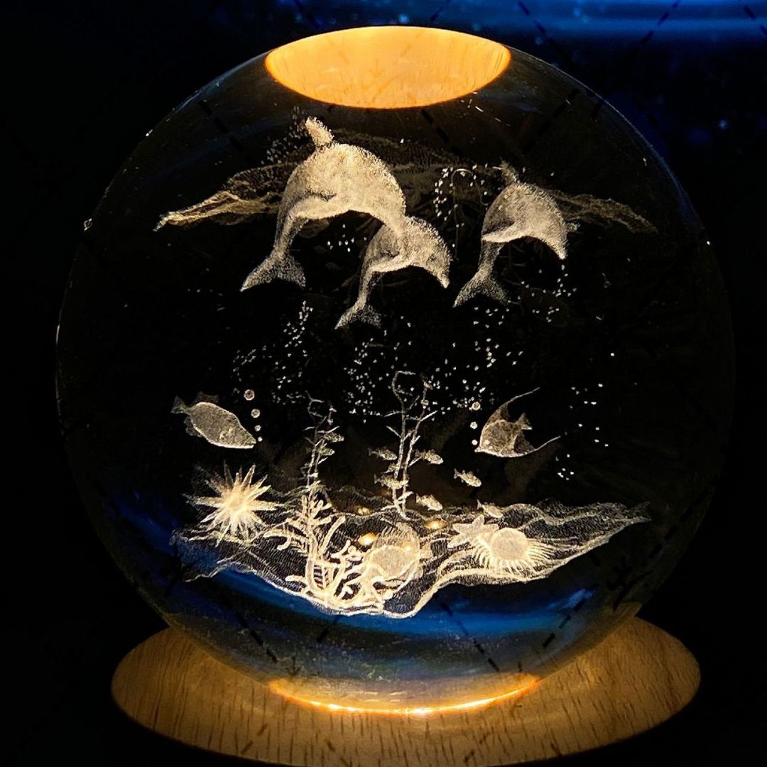 Leuchtende Mondkristallkugel mit Holzsockel 35