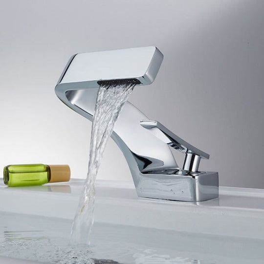 Moderne Badezimmerarmatur mit geschwungenem Design 0
