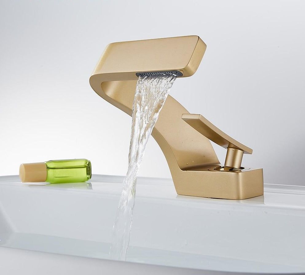 Moderne Badezimmerarmatur mit geschwungenem Design 10