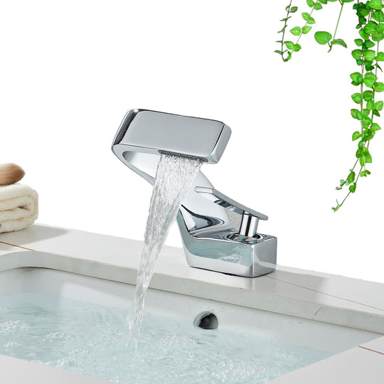 Moderne Badezimmerarmatur mit geschwungenem Design 2