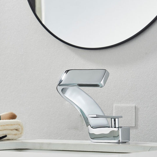 Moderne Badezimmerarmatur mit geschwungenem Design 3