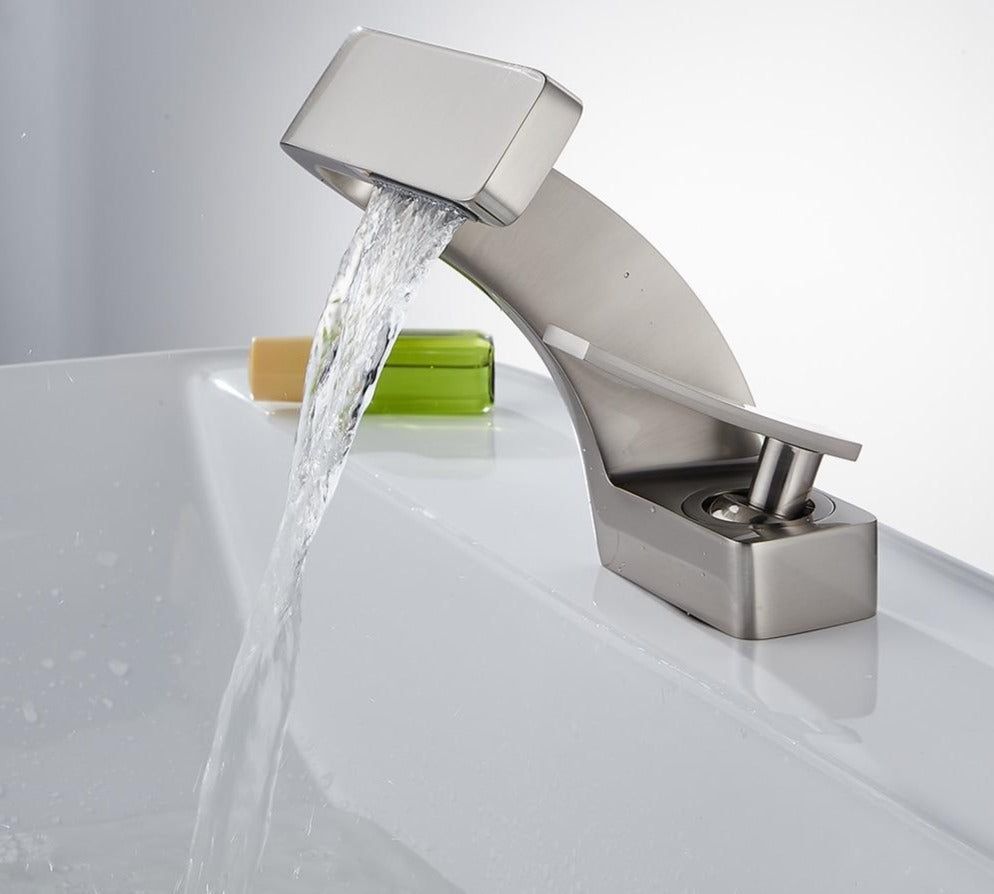 Moderne Badezimmerarmatur mit geschwungenem Design 4
