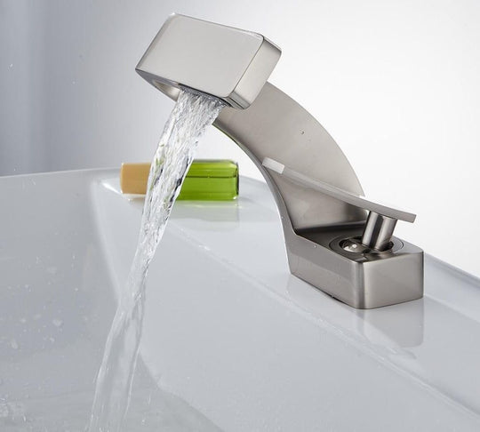 Moderne Badezimmerarmatur mit geschwungenem Design 4