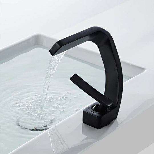 Moderne Badezimmerarmatur mit geschwungenem Design 5