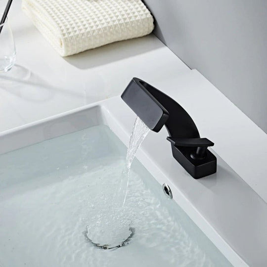 Moderne Badezimmerarmatur mit geschwungenem Design 8