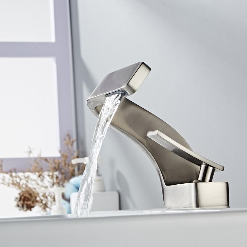 Moderne Badezimmerarmatur mit geschwungenem Design 9