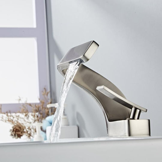 Moderne Badezimmerarmatur mit geschwungenem Design 9