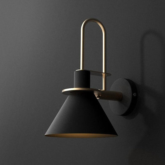Moderne Wandleuchte mit Goldakzenten 0