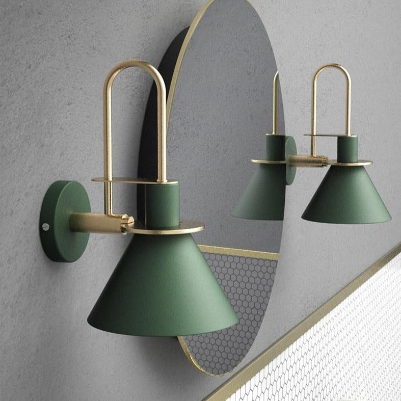 Moderne Wandleuchte mit Goldakzenten 1