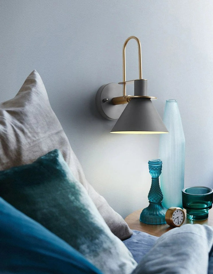 Moderne Wandleuchte mit Goldakzenten 10