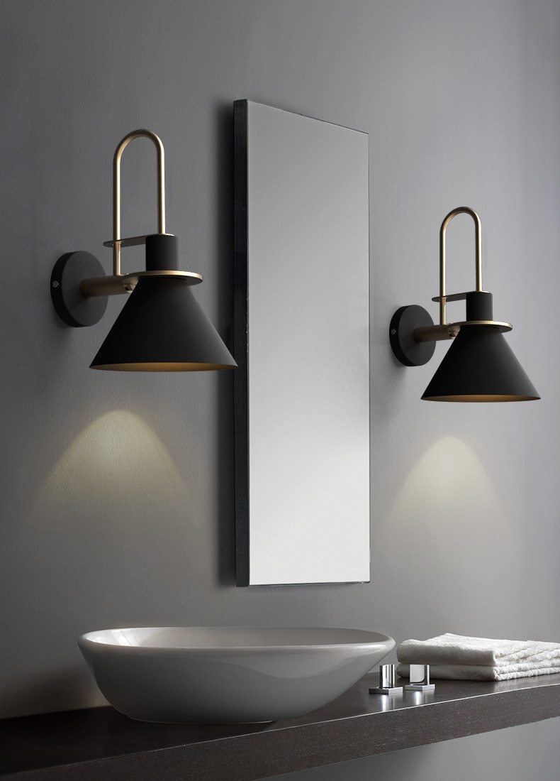 Moderne Wandleuchte mit Goldakzenten 2