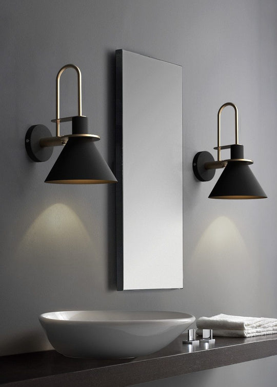 Moderne Wandleuchte mit Goldakzenten 2
