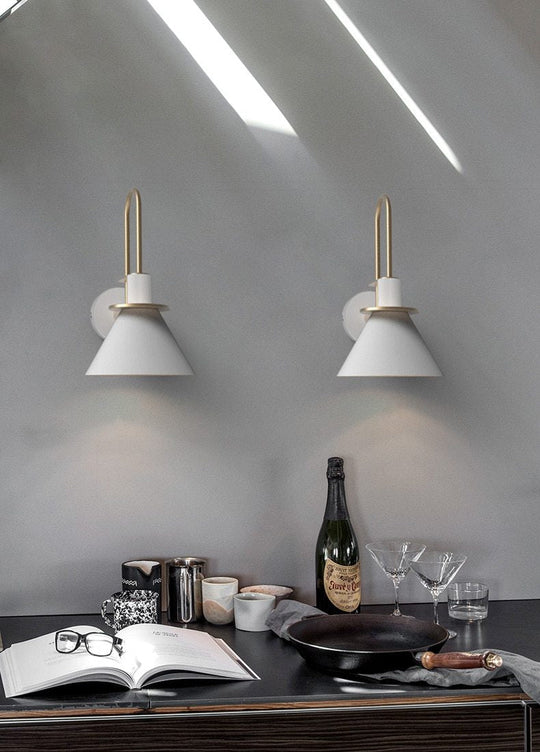 Moderne Wandleuchte mit Goldakzenten 3