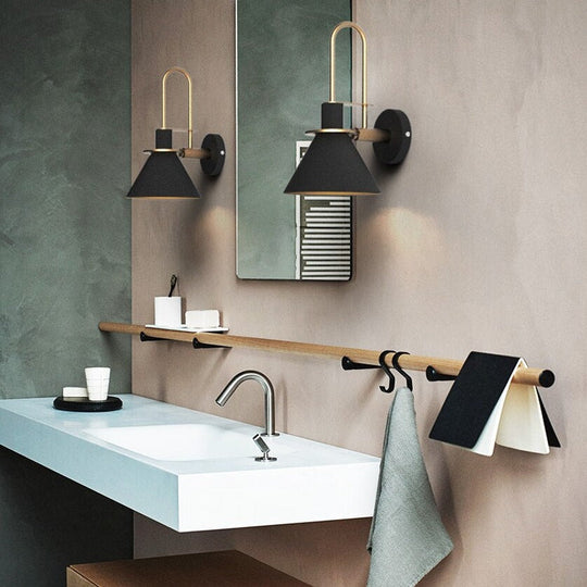 Moderne Wandleuchte mit Goldakzenten 4