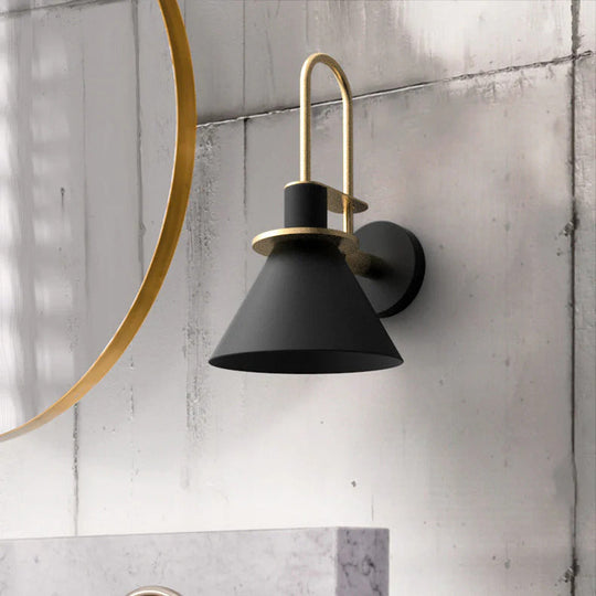 Moderne Wandleuchte mit Goldakzenten 6