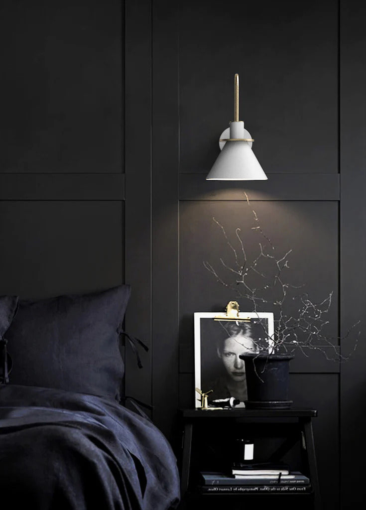 Moderne Wandleuchte mit Goldakzenten 7