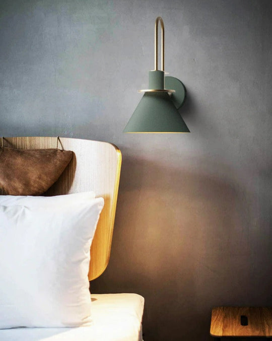 Moderne Wandleuchte mit Goldakzenten 8