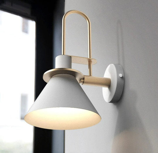 Moderne Wandleuchte mit Goldakzenten 9