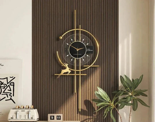 Moderne Wanduhr mit goldenem Design 0