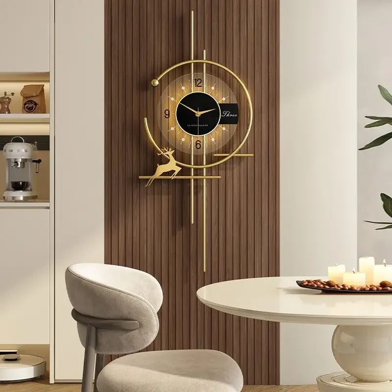 Moderne Wanduhr mit goldenem Design 1