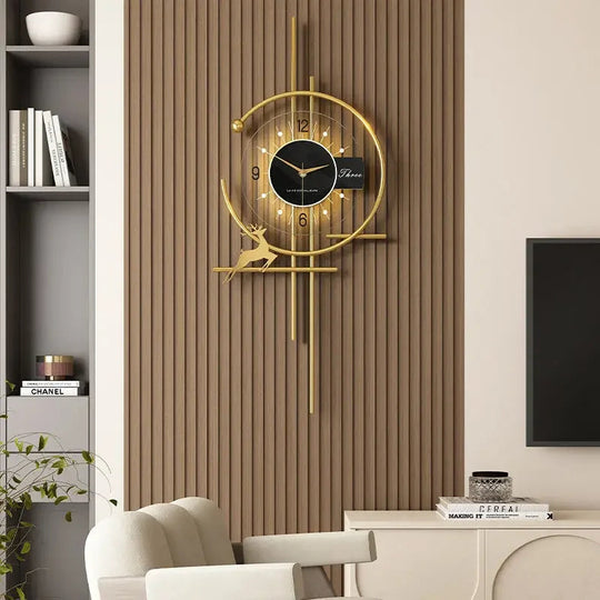 Moderne Wanduhr mit goldenem Design 2