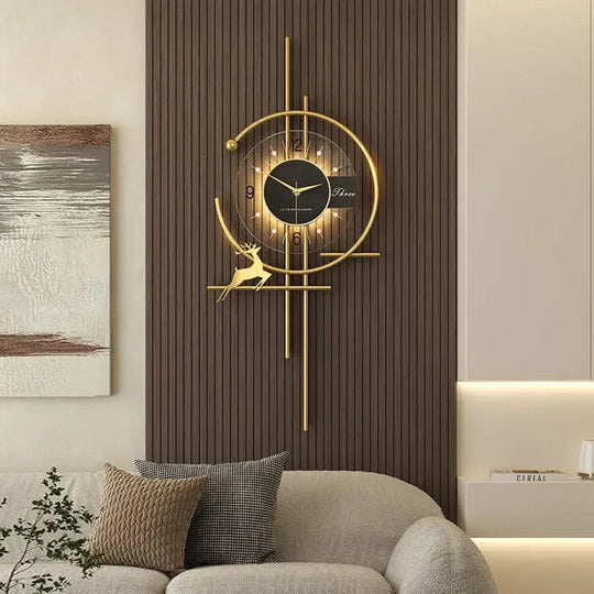 Moderne Wanduhr mit goldenem Design 3
