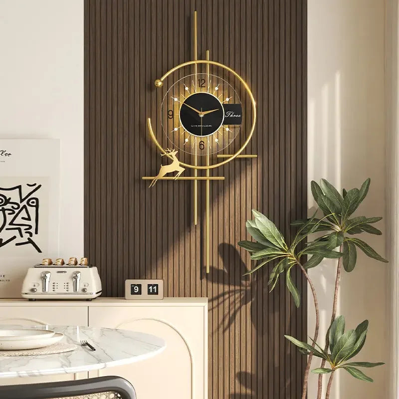 Moderne Wanduhr mit goldenem Design 6